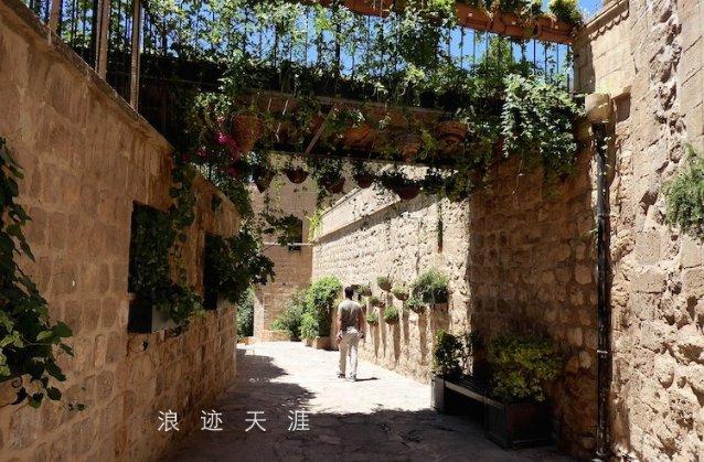 解答你的问题-红色短袖+毛边牛仔短裤,胖女生这么穿合适吗?问答网